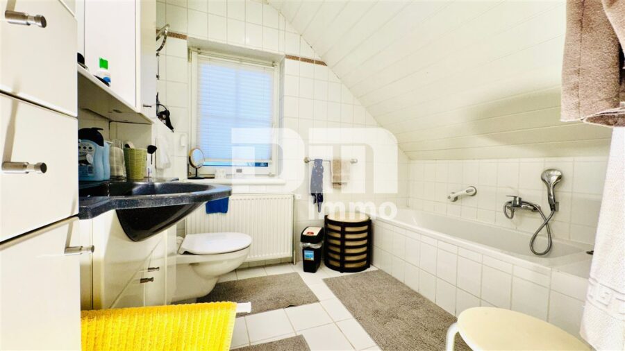 Hochwertiges Einfamilienhaus in traumhafter Ortsrandlage mit Einliegerbereich - OG / DG Badezimmer mit Dusche / Wanne
